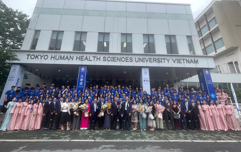 C&ugrave;ng chụp h&igrave;nh lưu niệm dịp Lễ khai giảng năm học mới (ng&agrave;y 05/10/2026)