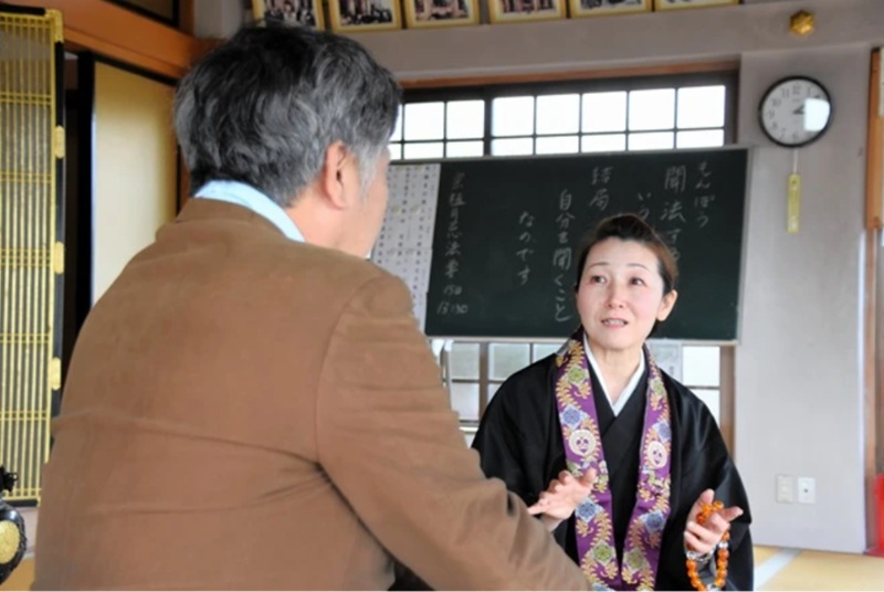 B&agrave; Mie Nakata, trụ tr&igrave; ch&ugrave;a Kyozenji ở Hashimoto, tỉnh Wakayama, đang tr&ograve; chuyện với &ocirc;ng Hideyuki Yagi (ph&iacute;a trước b&ecirc;n tr&aacute;i) tại ch&iacute;nh điện của ch&ugrave;a v&agrave;o ng&agrave;y 18 th&aacute;ng 4. (Ảnh của Shoko Mifune)
