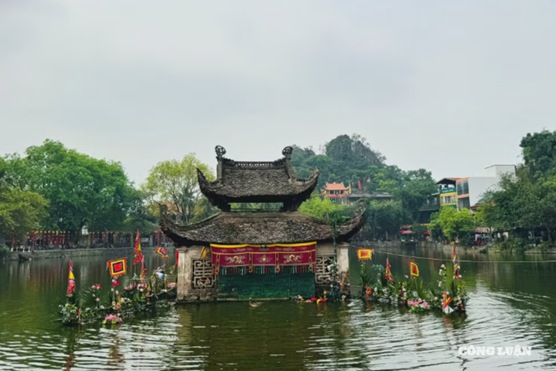 Lễ hội m&uacute;a rối nước tại ch&ugrave;a Thầy. Ảnh sưu tầm.