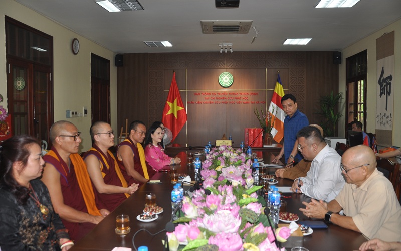 Đối thoại về pháp tu học Kim cang thừa đến trí tuệ tính không