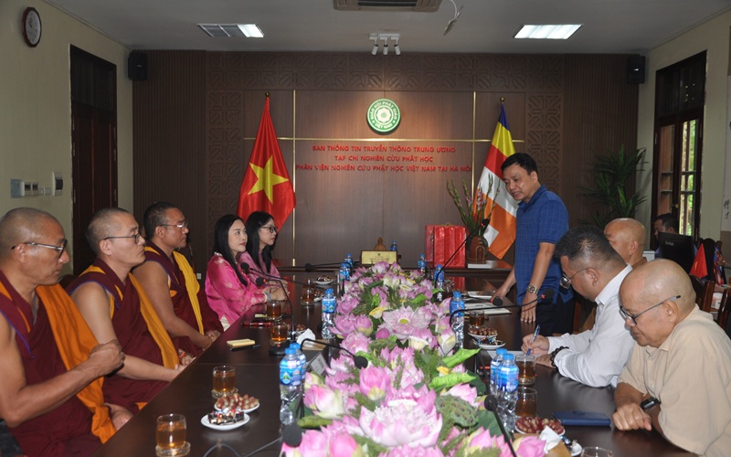 Cư sĩ Giới Minh c&ugrave;ng những c&acirc;u hỏi &yacute; nghĩa, thiết thực v&agrave; chuy&ecirc;n s&acirc;u về văn h&oacute;a, Phật gi&aacute;o T&acirc;y Tạng