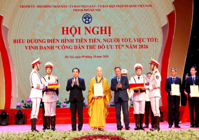 (B&iacute; thư Th&agrave;nh ủy H&agrave; Nội Trần Đức Thắng v&agrave; Ph&oacute; B&iacute; thư Th&agrave;nh ủy H&agrave; Nội Nguyễn Văn Phong trao danh hiệu 