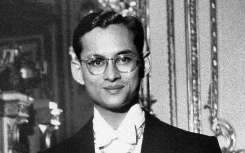 Đức Quốc vương Bhumibol Adulyadej trong chuyến thăm Ph&aacute;p năm 1960