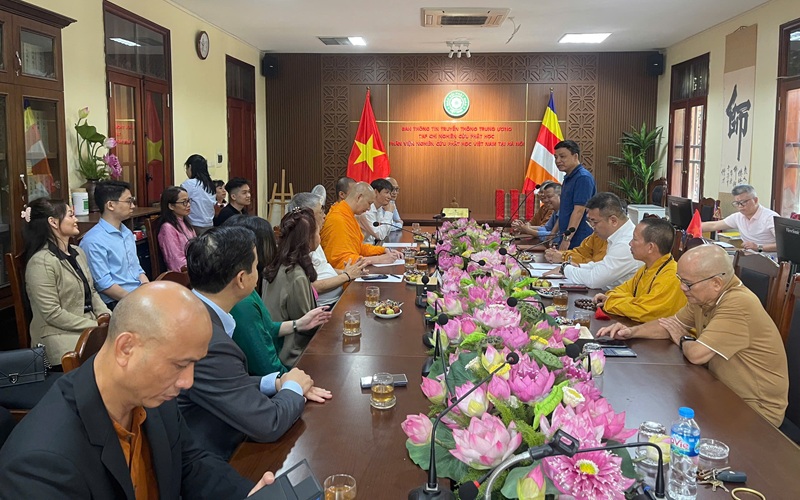 Cư sĩ Giới Minh ph&aacute;t biểu ch&agrave;o mừng