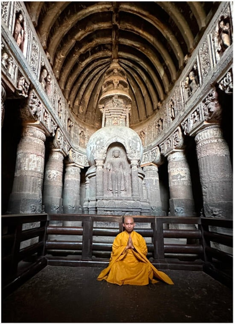 Quang cảnh bảo th&aacute;p stūpa với một nh&agrave; sư Phật gi&aacute;o trong điện thờ caitya, Hang 19, Ajanta, Maharashtra, khoảng thế kỷ V. Ảnh t&aacute;c giả chụp ng&agrave;y 08/03/2024.