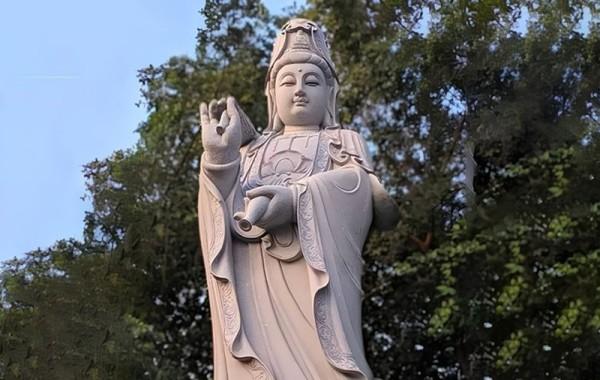 Người tù cầu nguyện đức Bồ tát Quán Thế Âm