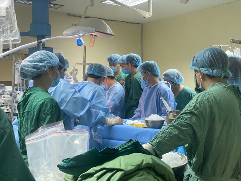 C&aacute;c b&aacute;c sĩ thực hiện ca lấy đa tạng từ người cho chết n&atilde;o tại một bệnh viện. Ảnh: baochinhphu.vn