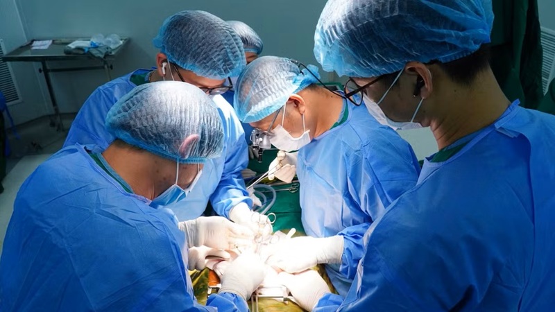Một ca gh&eacute;p tạng được thực hiện tại Bệnh viện đa khoa Xanh P&ocirc;n. (Ảnh: THU TRANG/nhandan.vn)